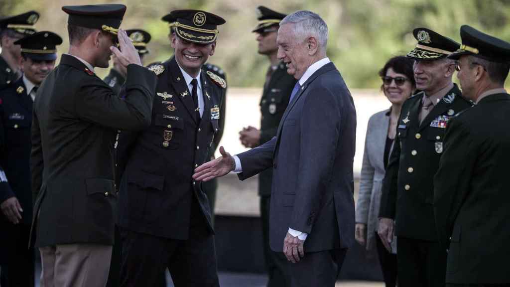 El secretario de Defensa de Estados Unidos, James Mattis, saluda a militares brasileños.