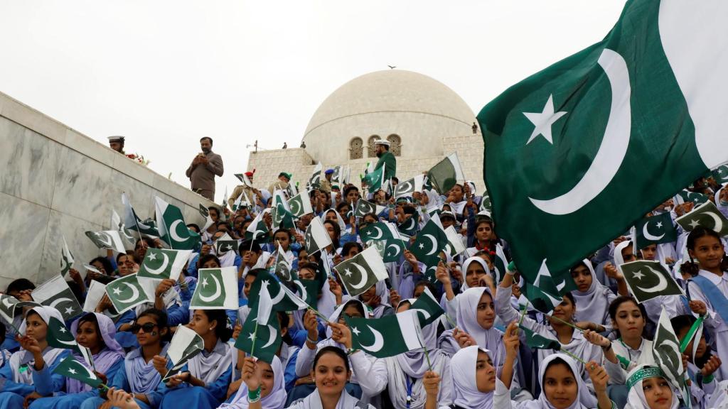 Participantes en las celebraciones del día de la independencia de Pakistán cantan canciones nacionales.