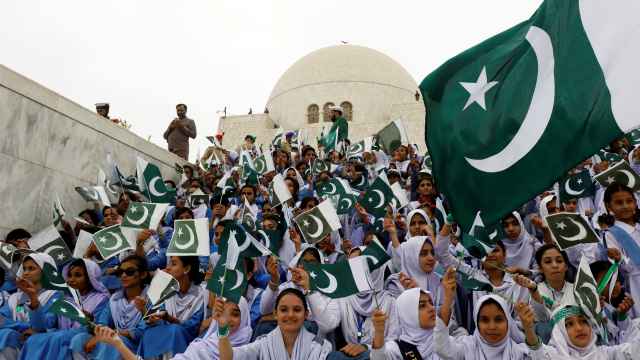 Participantes en las celebraciones del día de la independencia de Pakistán cantan canciones nacionales.