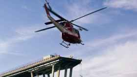 Un helicóptero de rescate se acerca a la zona de derrumbe del puente Morandi.