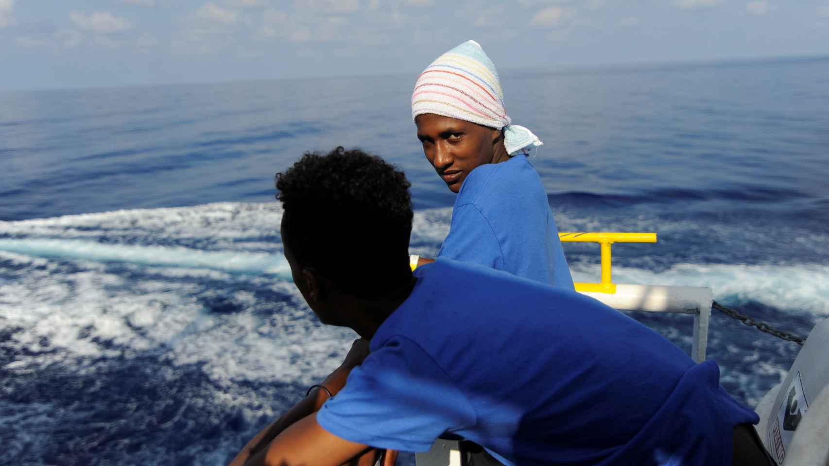 Dos migrantes descansan a bordo del 'Aquarius' tras haber sido rescatados.