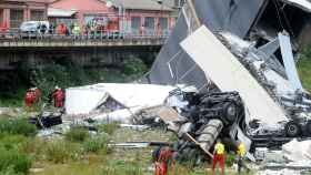 Las autoridades ayudando a algunas víctimas en el puente de Morandi, Génova.