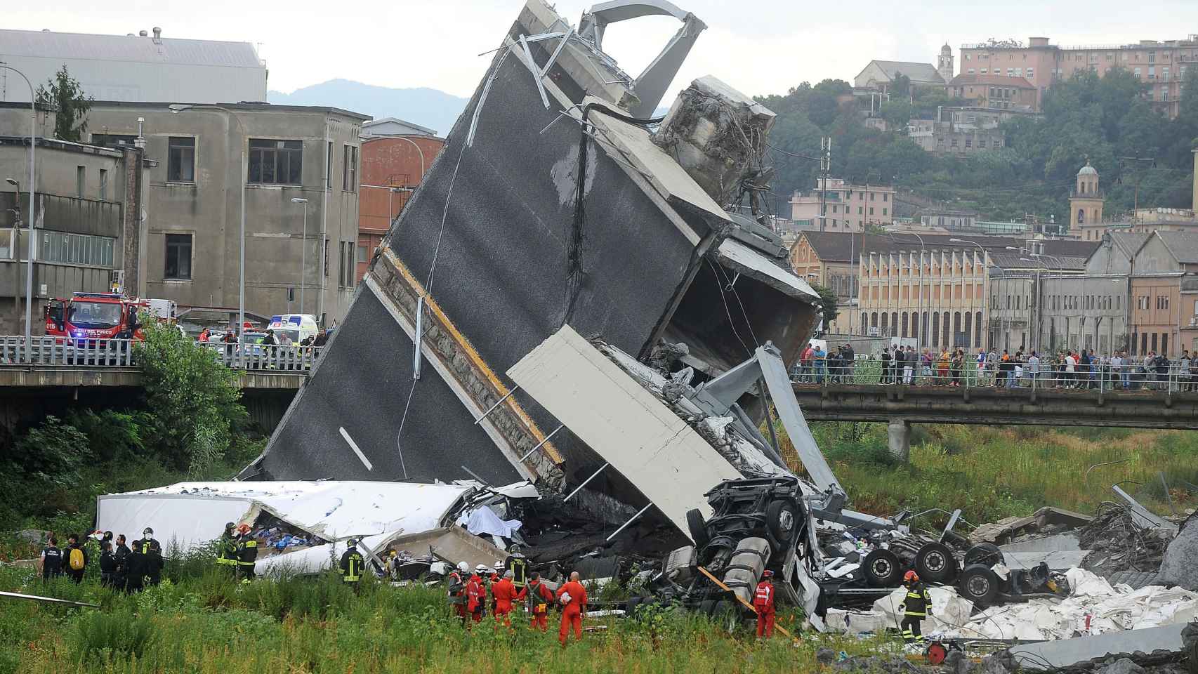 Parte del puente derrumbado en Génova.