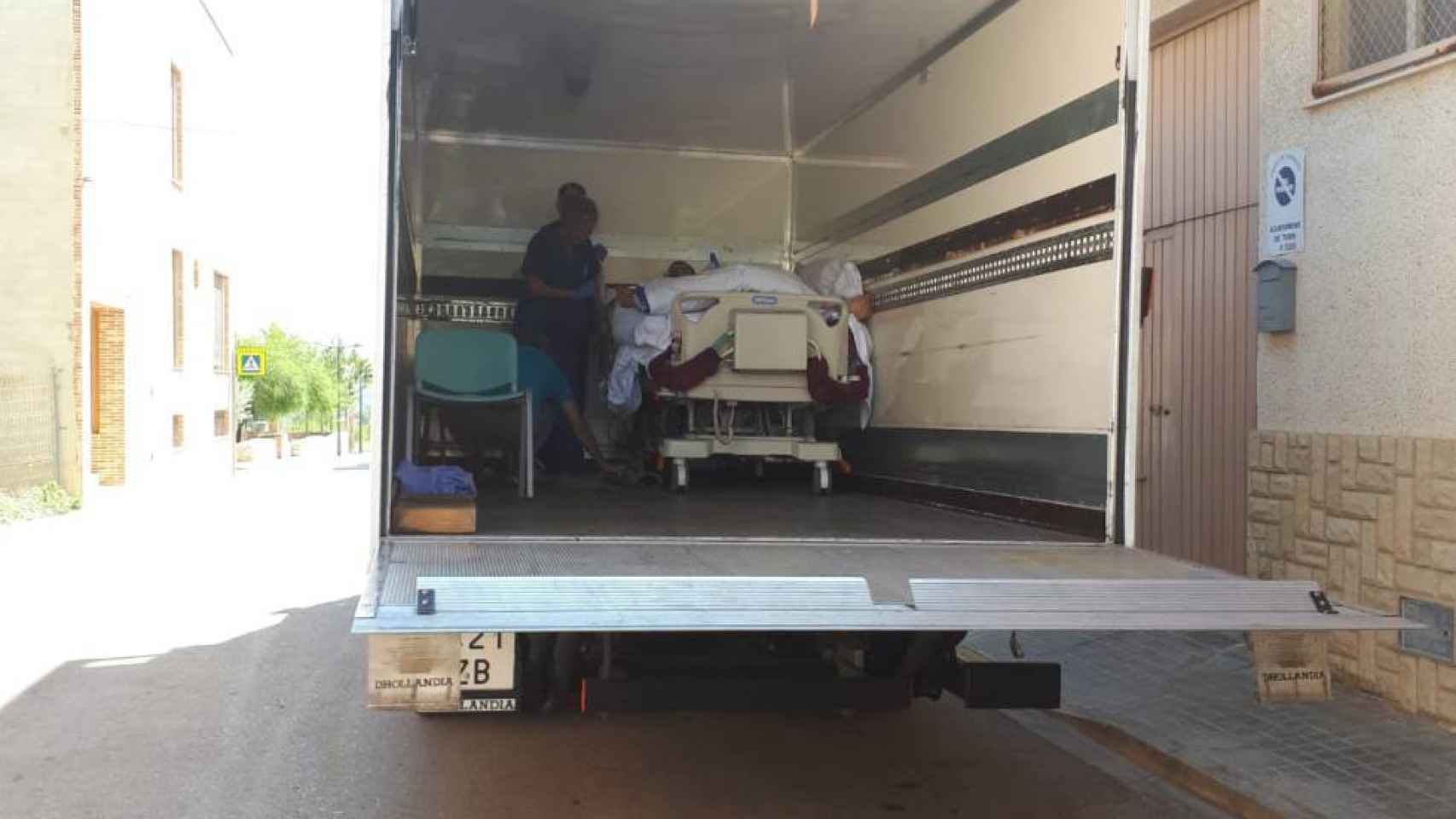Teófilo es trasladado en un camión de la mudanza desde el hospital.