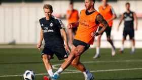 Odegaard junto a Sergio Ramos en un entrenamiento del Real Madrid