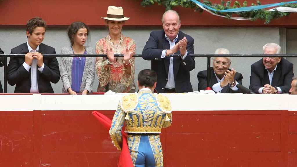 La infanta Elena, sus hijos y el rey Juan Carlos, en San Sebastián en 2015.