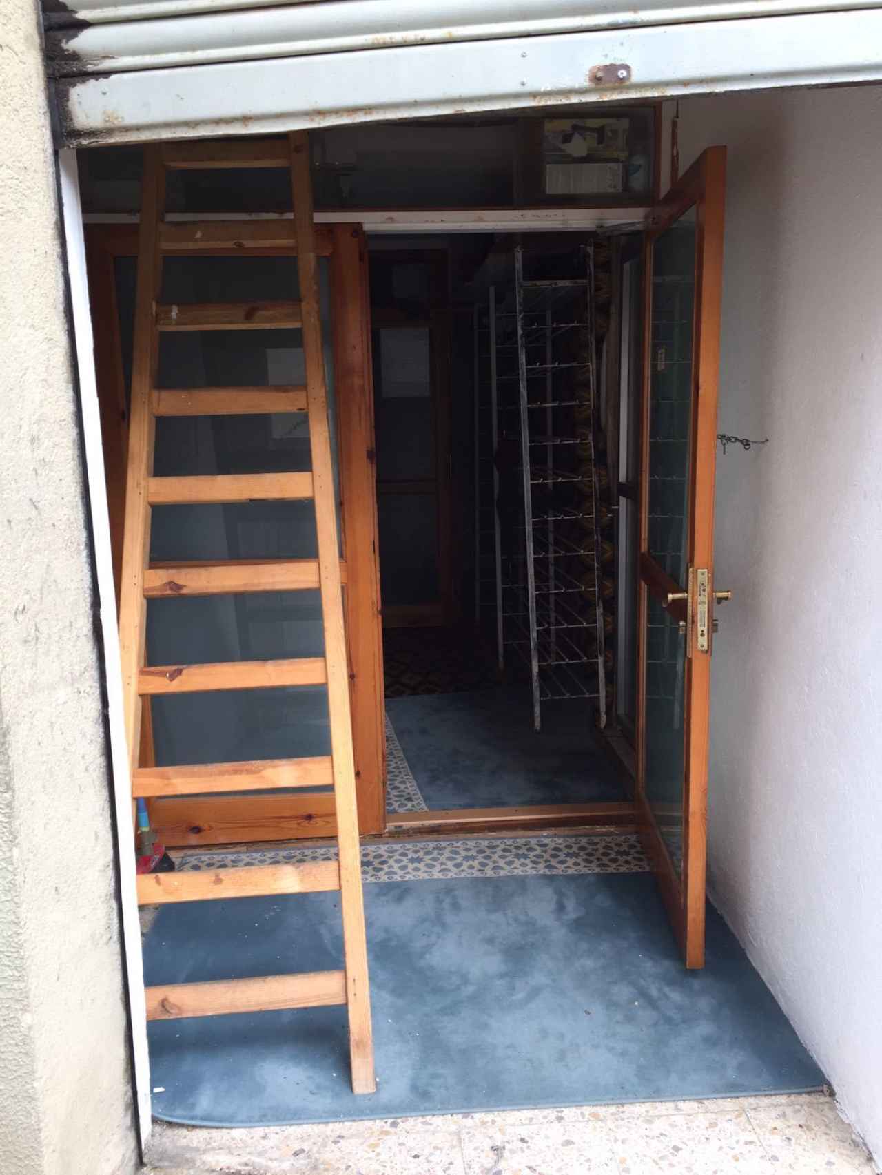 En el recibidor hay un mueble para dejar los zapatos y una escalera que sube a casa del imán