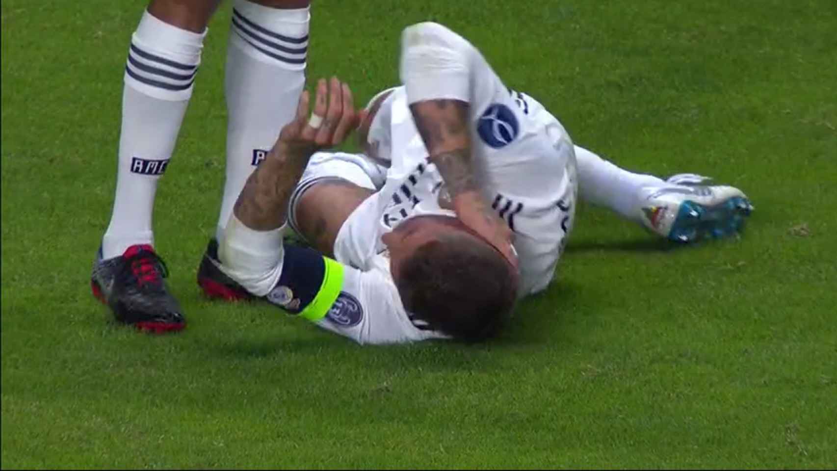 Sergio Ramos, dolorido en el suelo