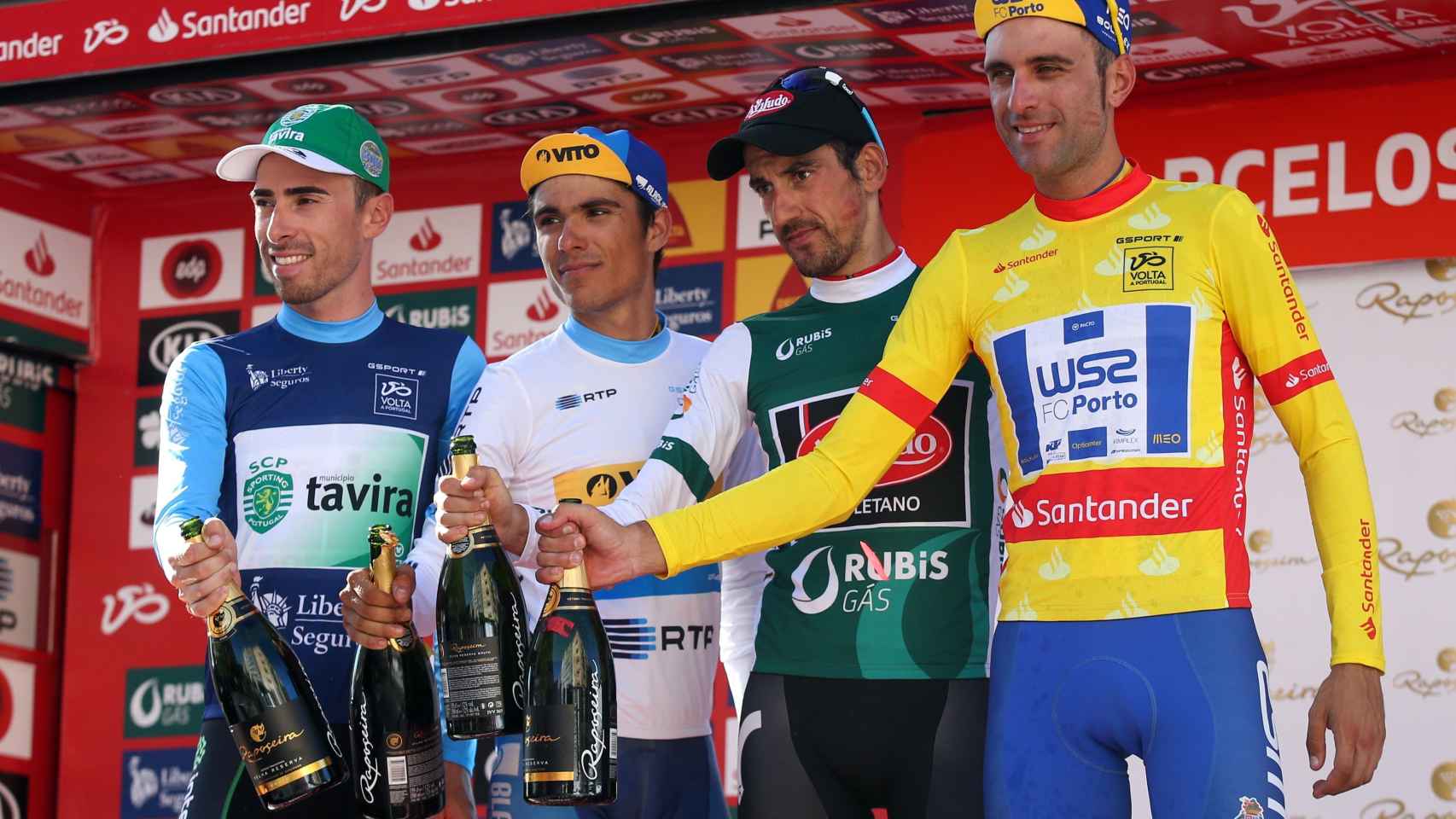 Xuban Errazkin, segundo por la izquierda, tras la octava etapa de la Volta a Portugal.