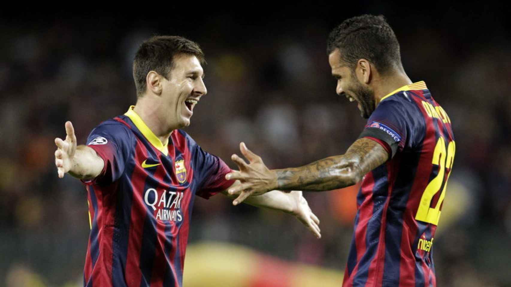 Messi y Alves durante un partido con el Barcelona.