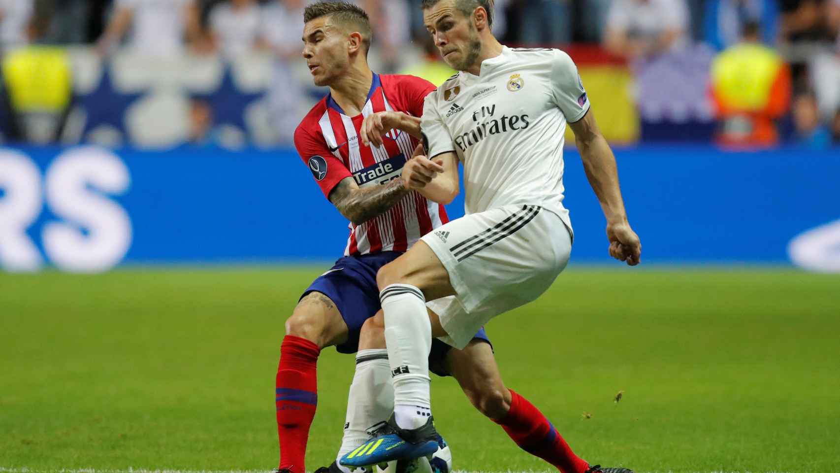 Gareth Bale, defendido por Lucas Hernández