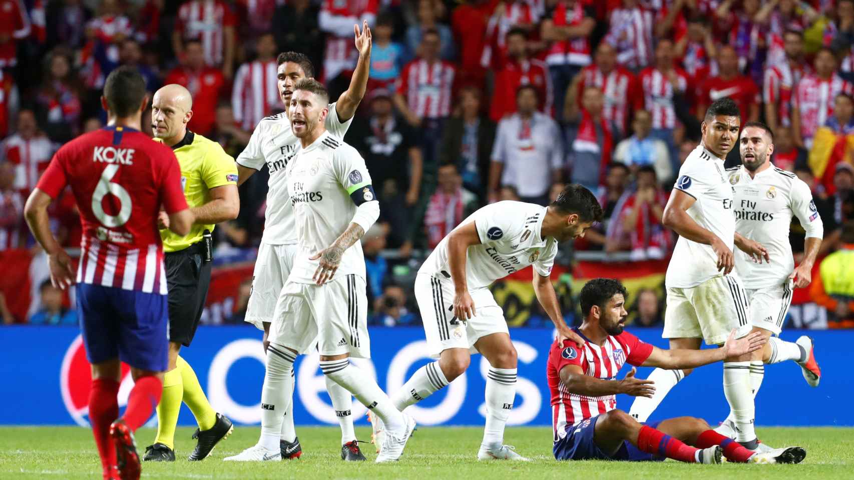 Los jugadores del Real Madrid protestan una decisión de Szymon Marciniak