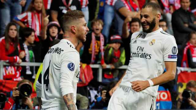 Karim Benzema celebra con Sergio Ramos un gol del andaluz