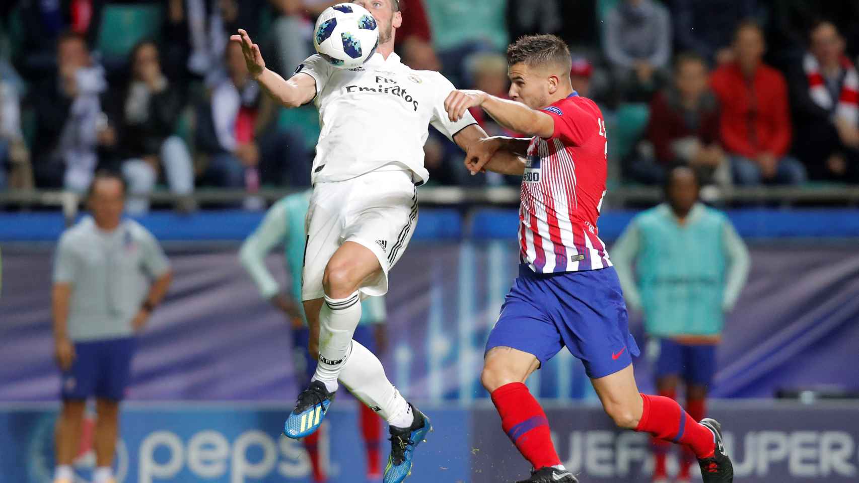 Gareth Bale pelea con balón con un jugador del Atlético de Madrid