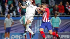 Gareth Bale pelea con balón con un jugador del Atlético de Madrid
