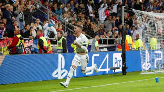 Sergio Ramos celebra su gol tras marcar el penalti