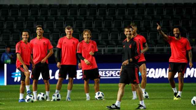 El Real Madrid entrenando antes de la Supercopa junto a Celades