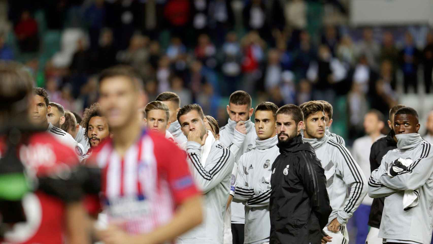 Los jugadores del Madrid, cabizbajos, tras perder la Supercopa de Europa