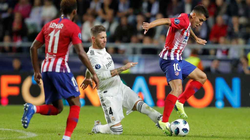 Ramos y Correa disputan un balón en la Supercopa de Europa.