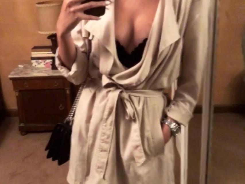 Mery Turiel luciendo un trench de color beige.