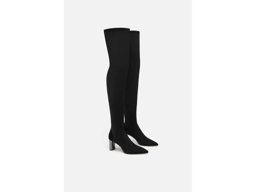 Botas altas negras con tacón de Zara.