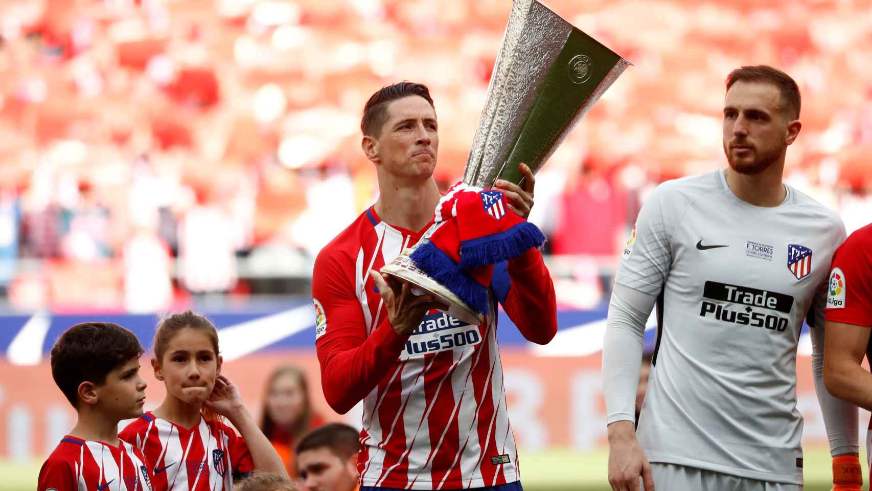 Fernando Torres, con el título de la Europa League.
