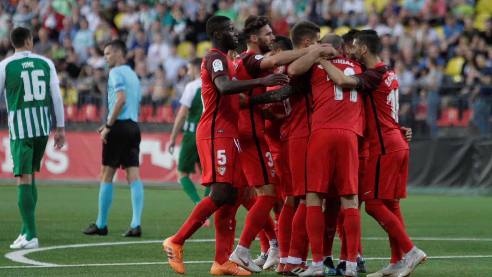 Los jugadores del Sevilla se abrazan tras marcar un gol al Zalgiris