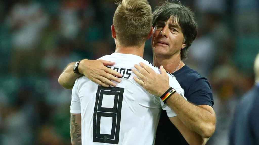 Löw abraza a Kroos tras un partido de Alemania