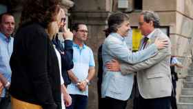 El presidente de la Generalitat, Quim Torra (d), saluda al alcalde de Ripoll, Joan Manso, en la víspera del 17-A.