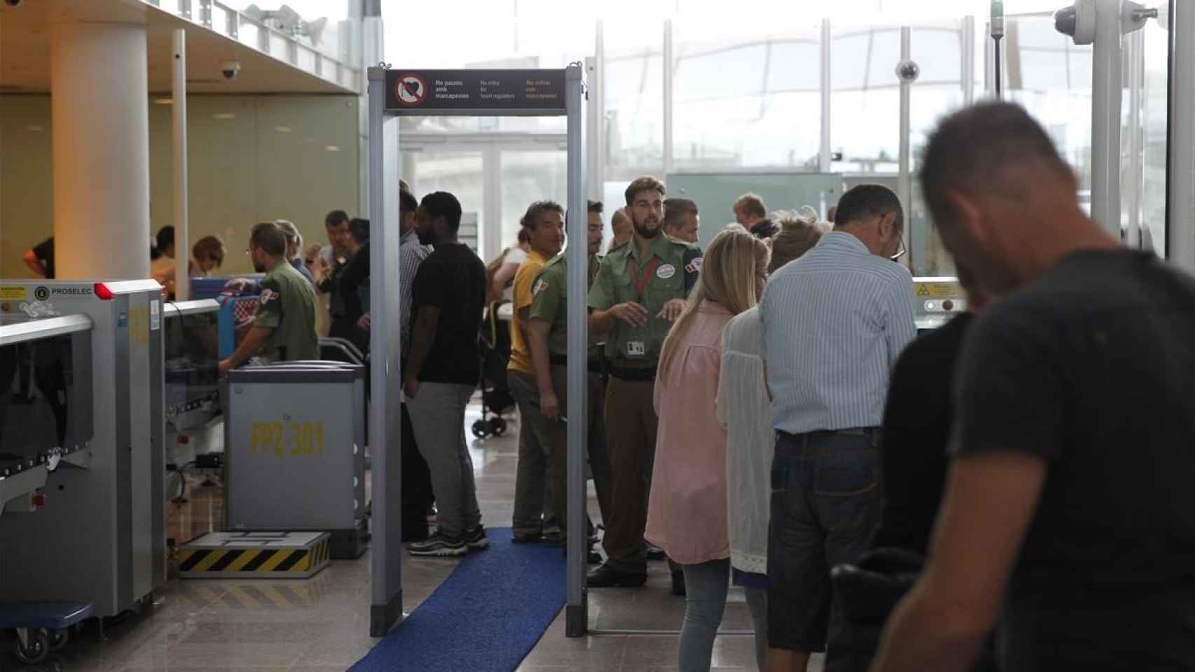 Vigilantes arcos de seguridad en el aeropuerto Barcelona-El Prat.