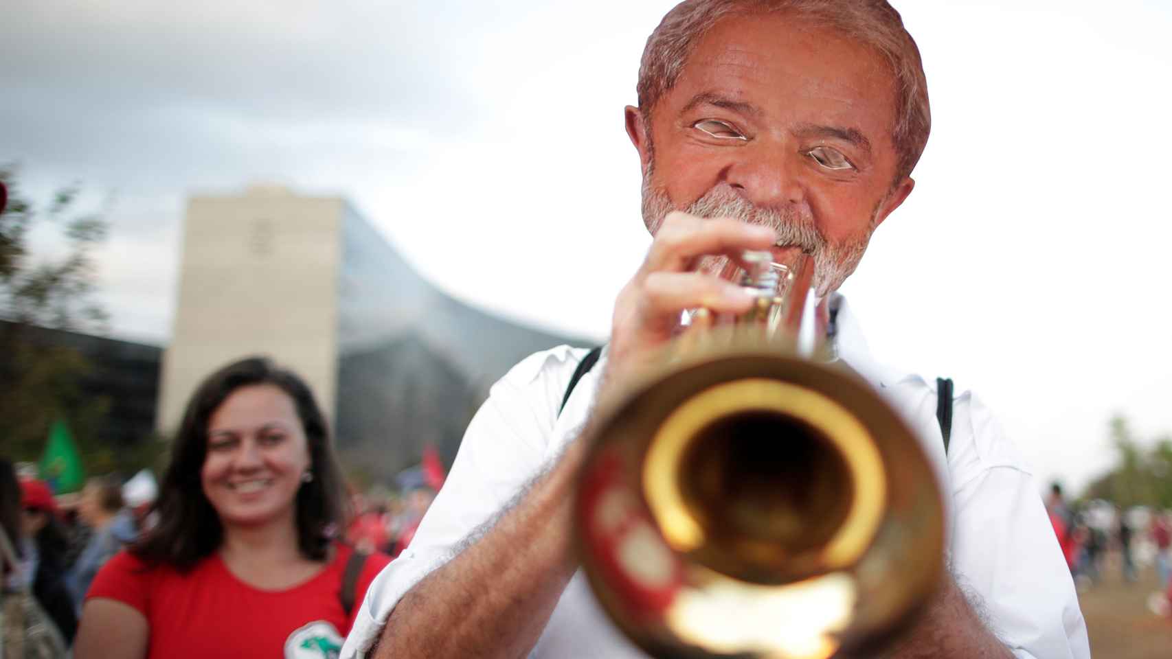 Los seguidores de Lula se manifiestan frente al Tribunal Supremo, en Brasilia.