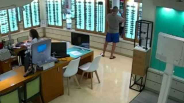 Ángel Boza roba las gafas en la óptica del centro comercial