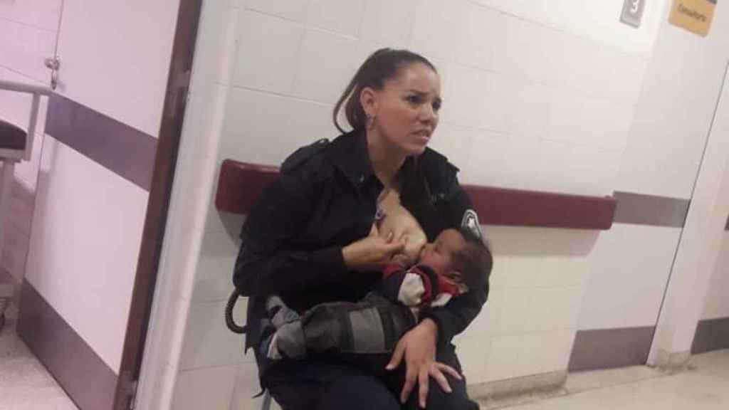 La agente Celeste Ayala no dudó en amamantar a este niño en el hospital