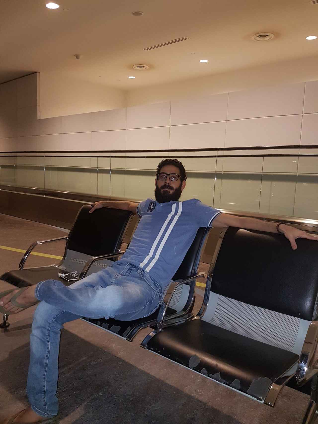 Hassan dormía en las sillas del aeropuerto hasta que consiguió un colchón y un cojín