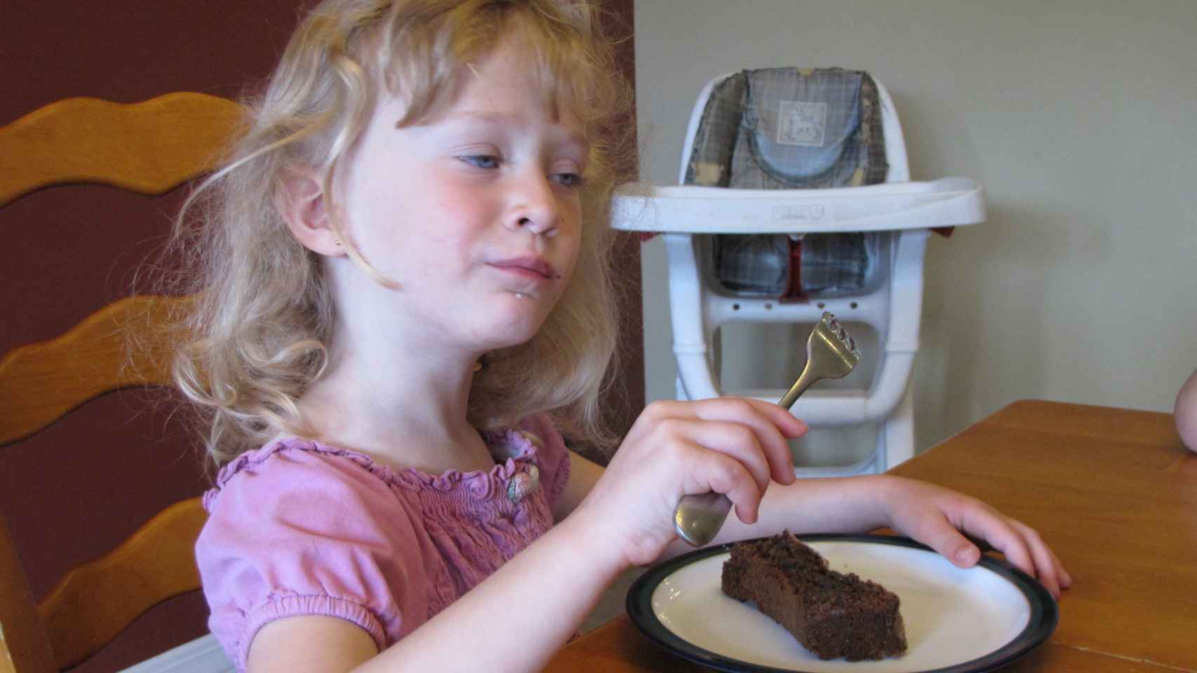 Una niña comiendo tarta