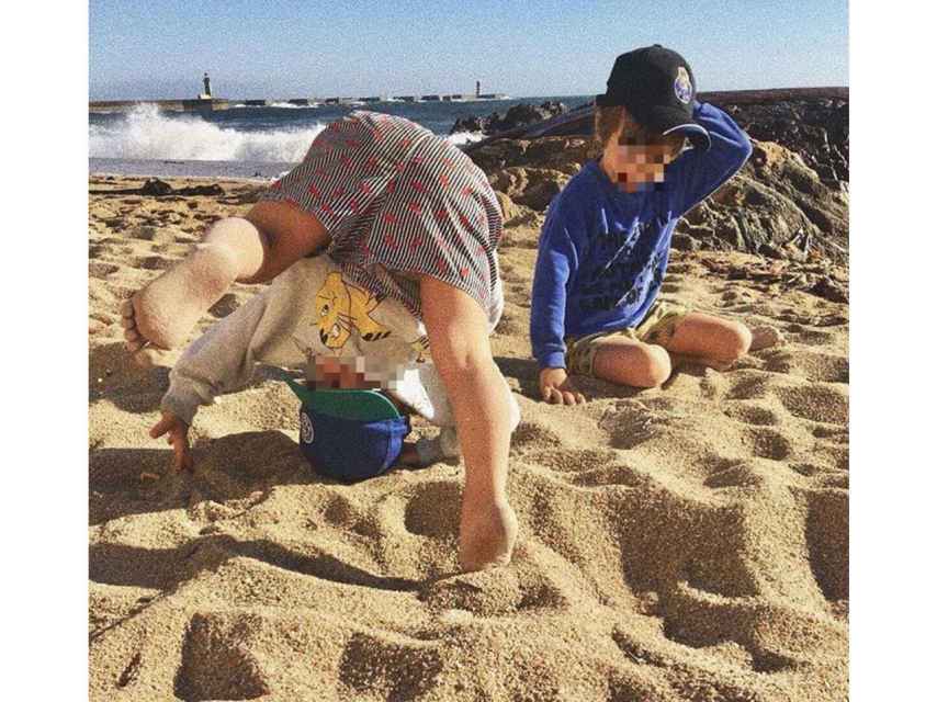 Los pequeños Martín y Lucas disfrutando de un día de playa.