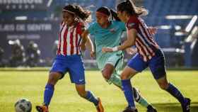 El Barcelona y el Atlético de Madrid femenino , durante un partido.