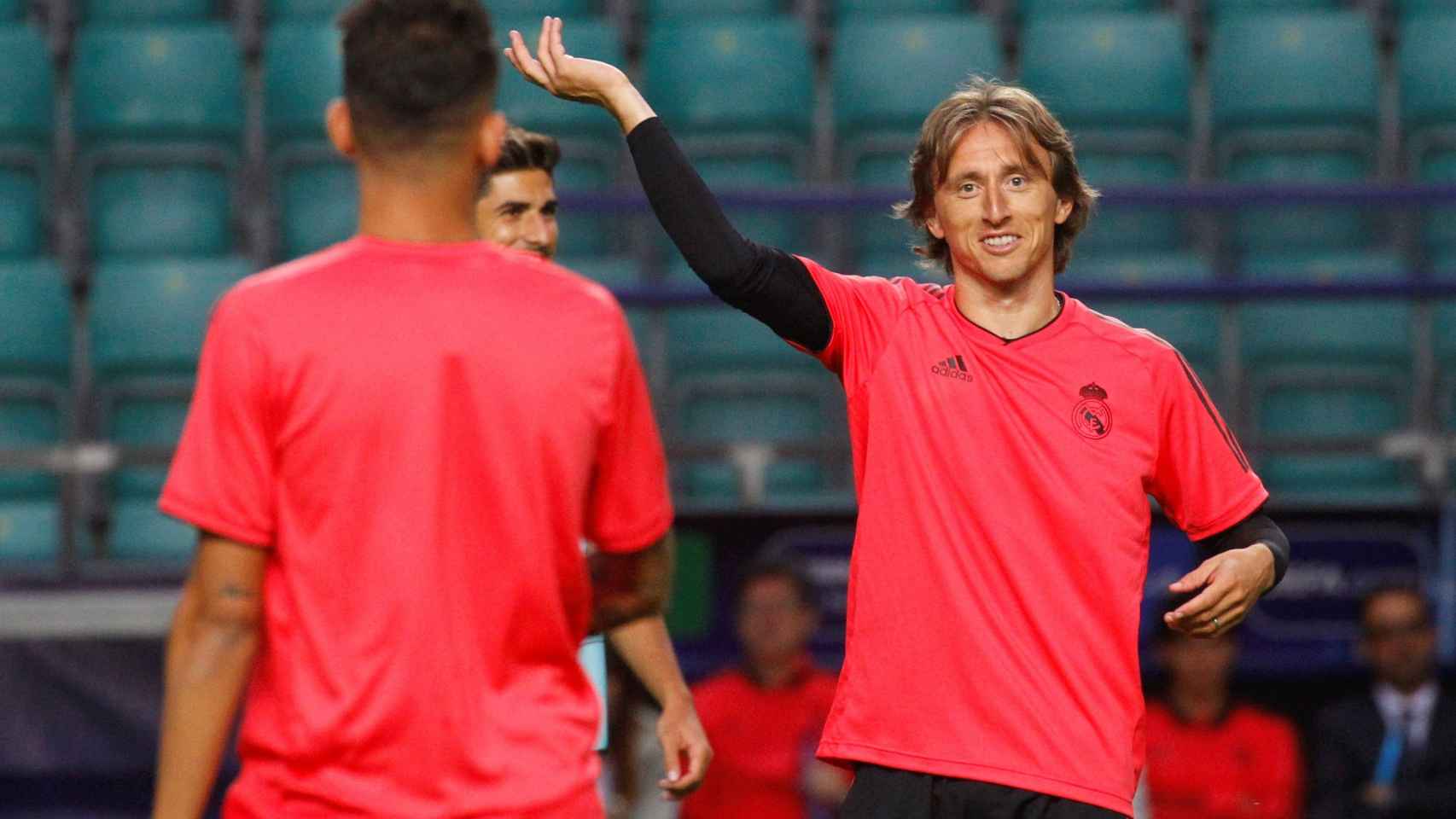 Modric haciendo gestos durante el entrenamiento del Real Madrid