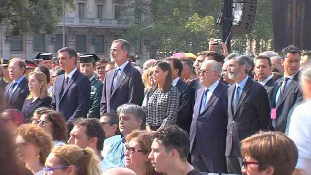 Pedro Sánchez, Felipe VI y otras autoridades este viernes en Barcelona.
