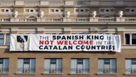 La fachada del edificio de Plaza Cataluña con la pancarta contra el Rey.