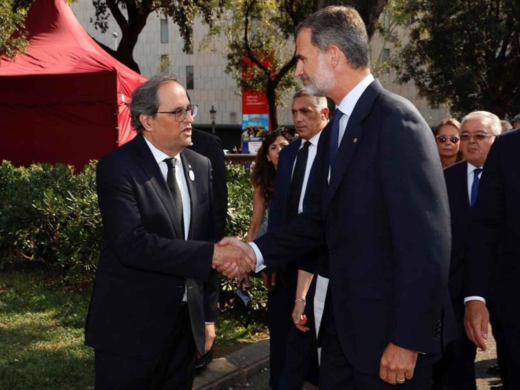 El Rey Felipe VI saluda al presidente de la Generalidad, Quim Torra, a su llegada a la Plaza Cataluña.