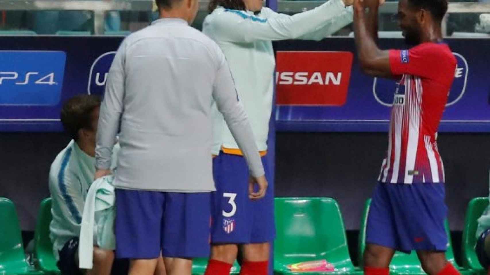 Filipe Luis saluda a un jugador del Atleti