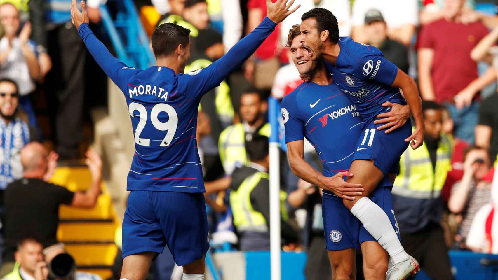 Marcos Alonso, Pedro y Morata, en el primer gol del Chelsea.