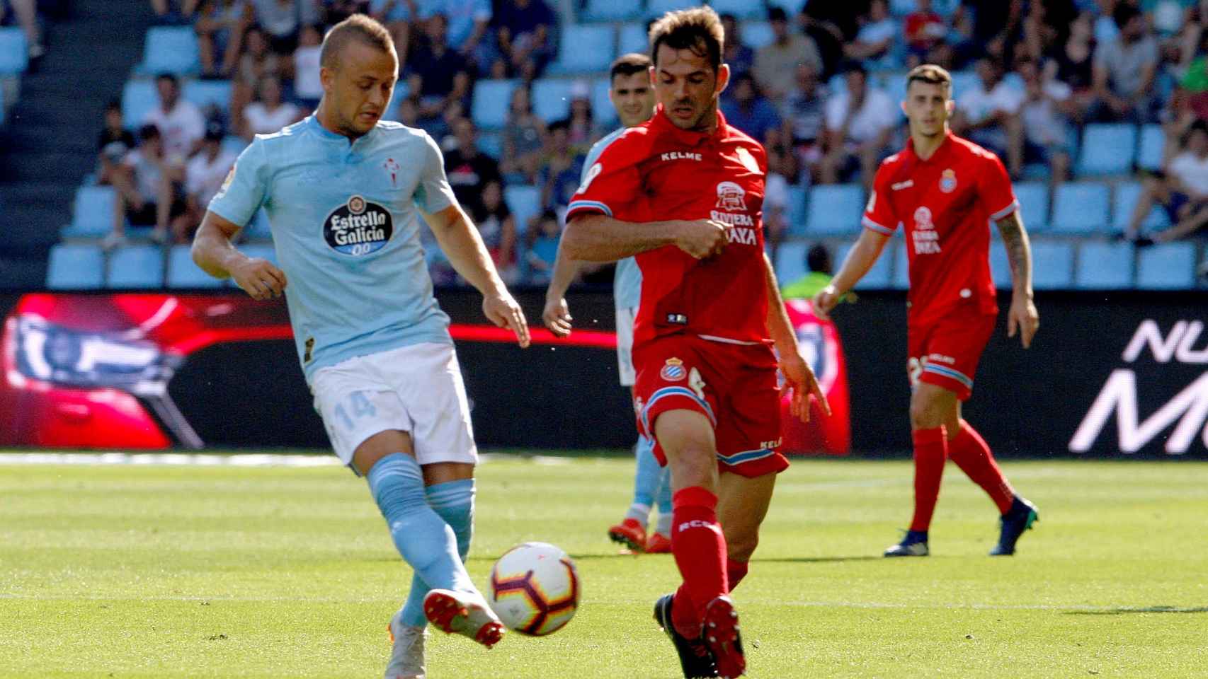 Lobotka y Víctor Sánchez pugnan por un balón en el Celta - Espanyol