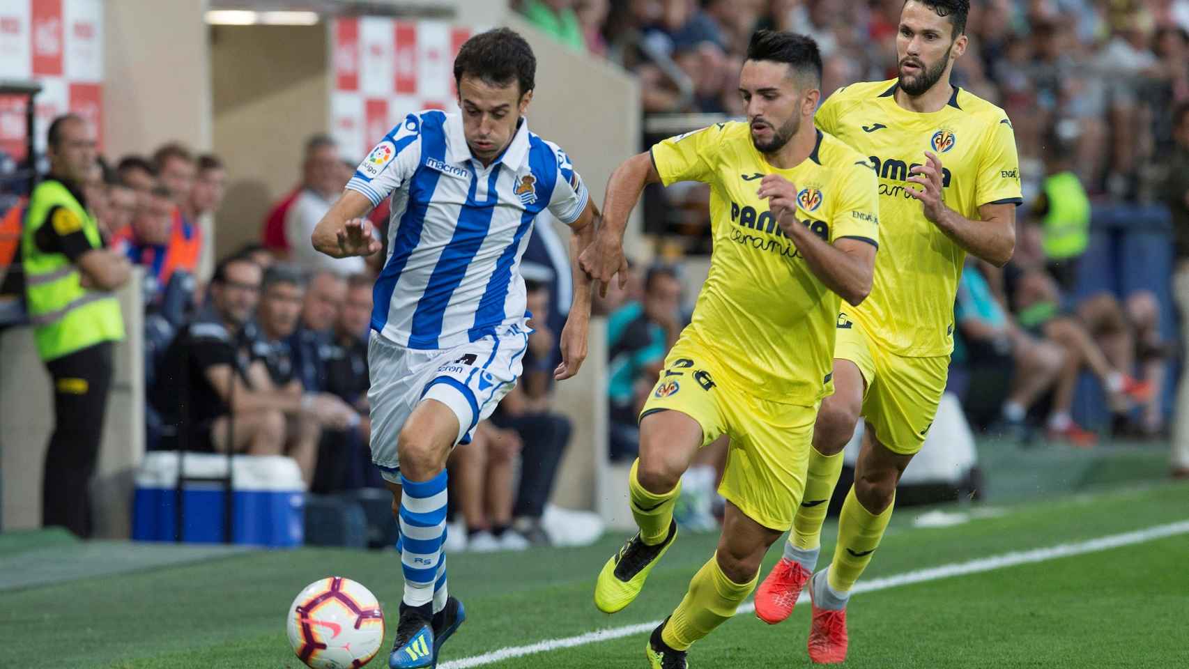 Rubén Pardo y Morlanes disputan un balón en el Villarreal - Real Sociedad