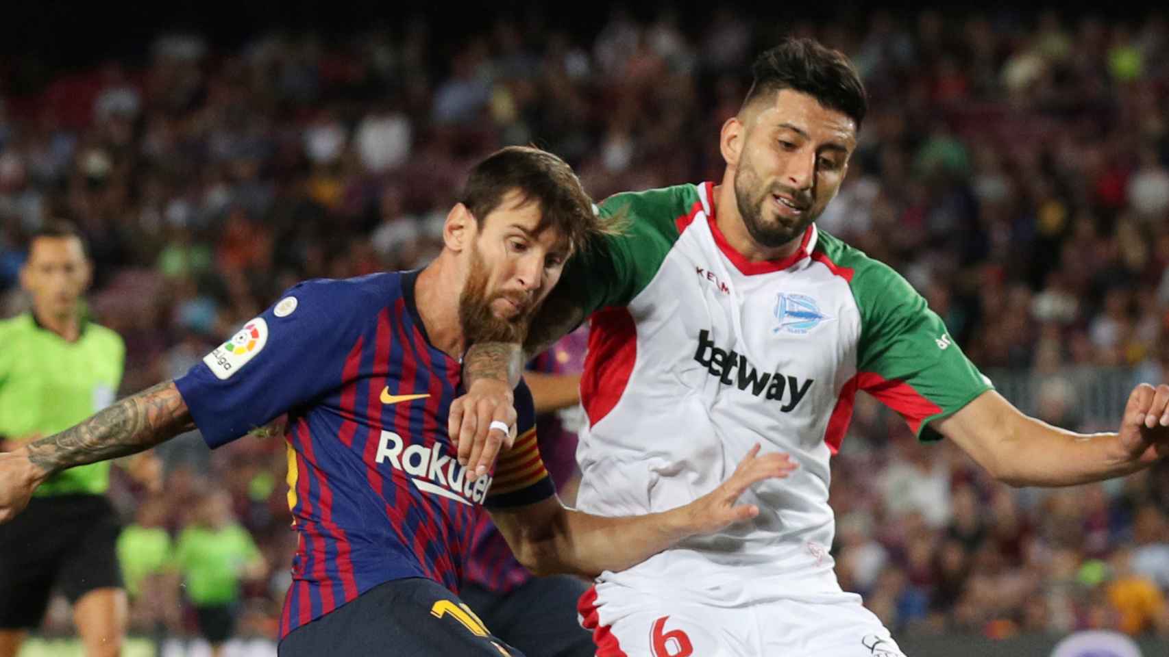 Lionel Messi intenta robar el balón a Guillermo Maripan