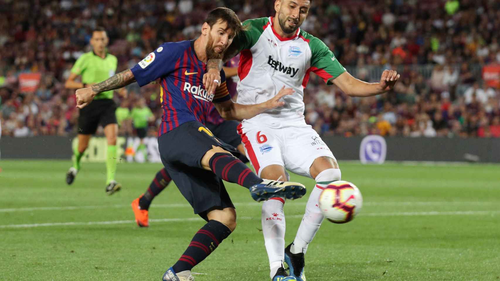 Lionel Messi intenta robar el balón a Guillermo Maripan