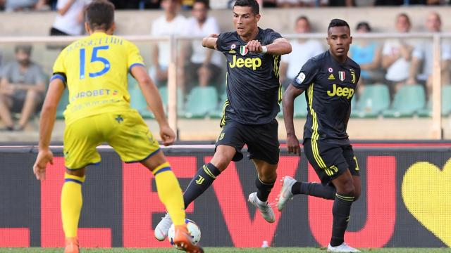 Cristiano Ronaldo encara a Luca Rossettini.