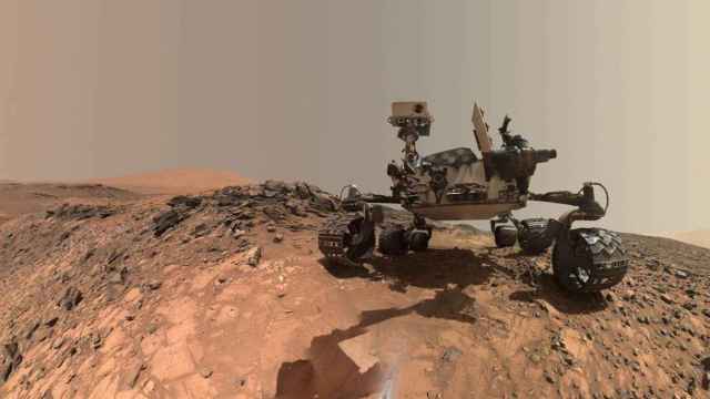 El robot Curiosity circula por la superficie de Marte.