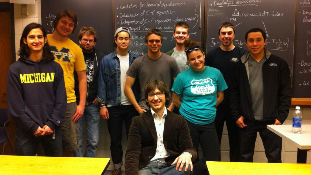 Germán Martínez, sentado en el centro, junto a algunos de sus alumnos de la Universidad de Michigan.